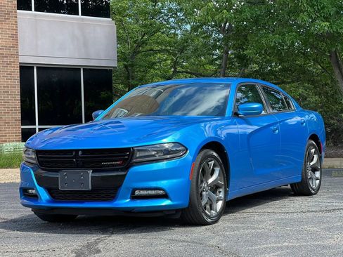 Used 2015 Dodge Charger SXT RWD image 1