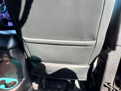 Used 2015 Jeep Wrangler Unlimited Rubicon image 16