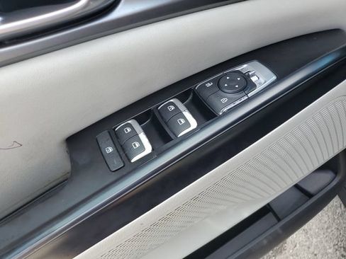 Used 2022 Kia Carnival LX FWD image 22