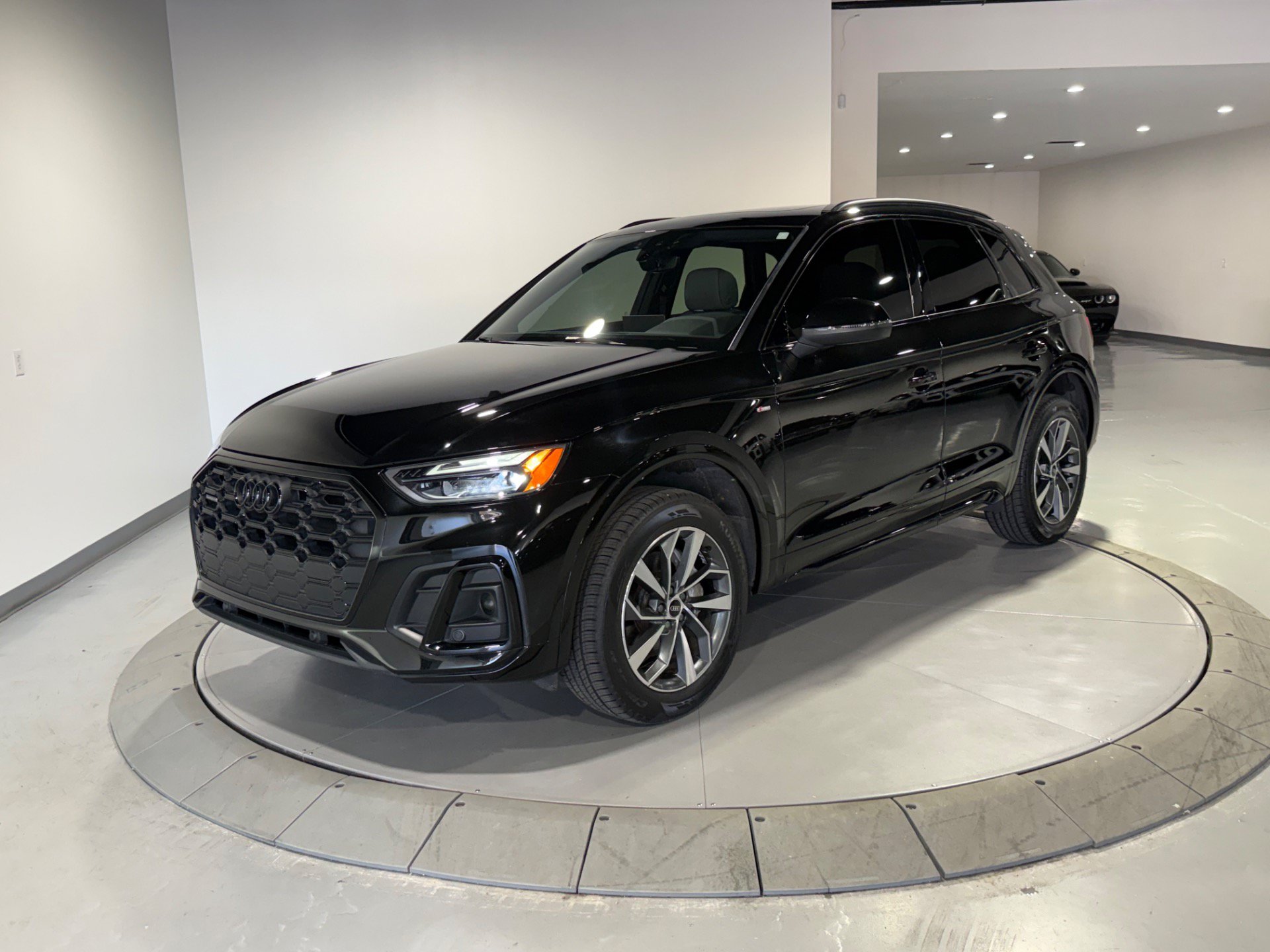 Used 2024 Audi Q5 2.0T Premium w/ Summer of Audi Package AWD/4WD image 4