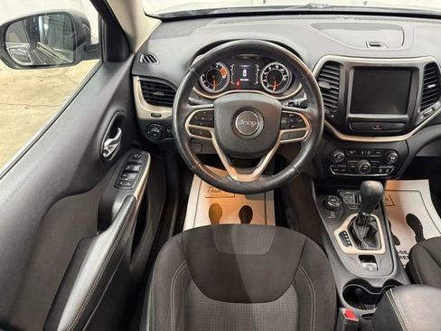 Used 2017 Jeep Cherokee Latitude w/ Cold Weather Group AWD/4WD image 14