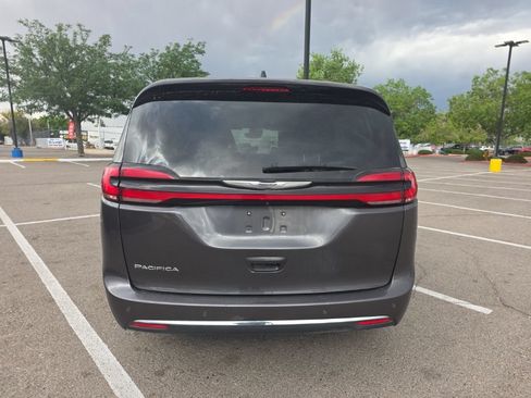 Used 2023 Chrysler Pacifica Touring-L FWD image 5
