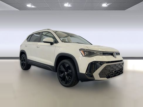 New 2026 Volkswagen Taos SE image 7