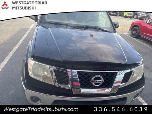 Used 2011 Nissan Frontier SV image 2