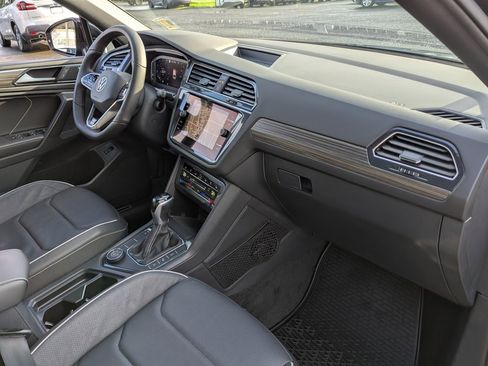 Certified 2022 Volkswagen Tiguan SEL R-Line image 38