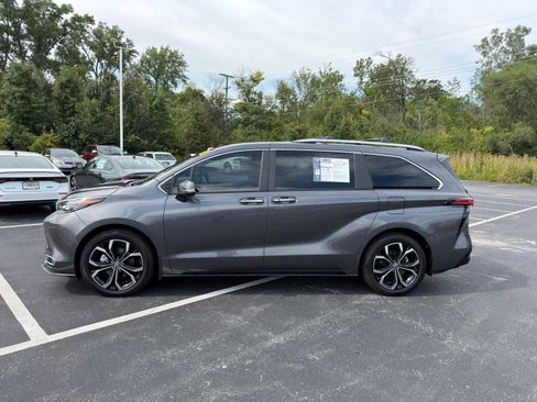 Used 2025 Toyota Sienna Platinum FWD image 3