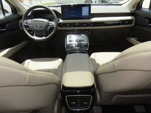 Used 2023 Lincoln Nautilus Reserve AWD/4WD image 22