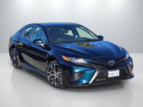 Used 2020 Toyota Camry SE image 1