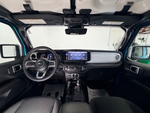 Used 2024 Jeep Wrangler Unlimited Sahara w/ Technology Group AWD/4WD image 10