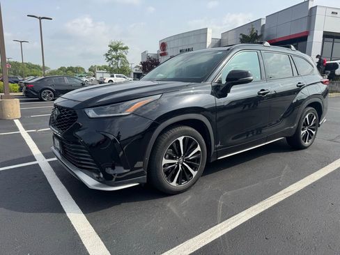 Used 2021 Toyota Highlander XSE AWD/4WD image 2