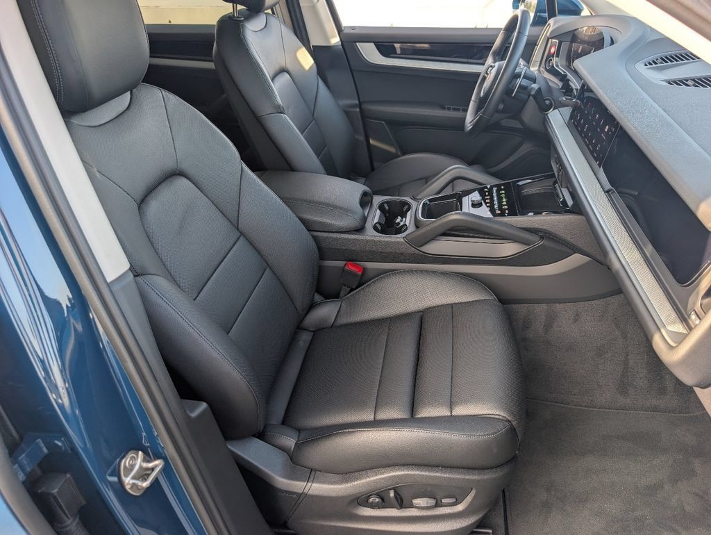 Certified 2025 Porsche Cayenne AWD/4WD image 17