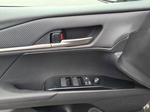 Used 2025 Toyota Camry SE FWD image 12