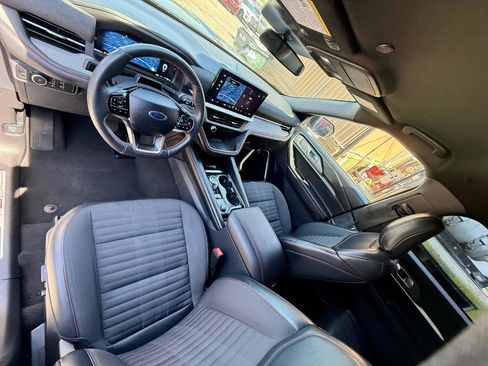 Used 2025 Ford Explorer ST-Line w/ ST-Line Street Pack AWD/4WD image 14