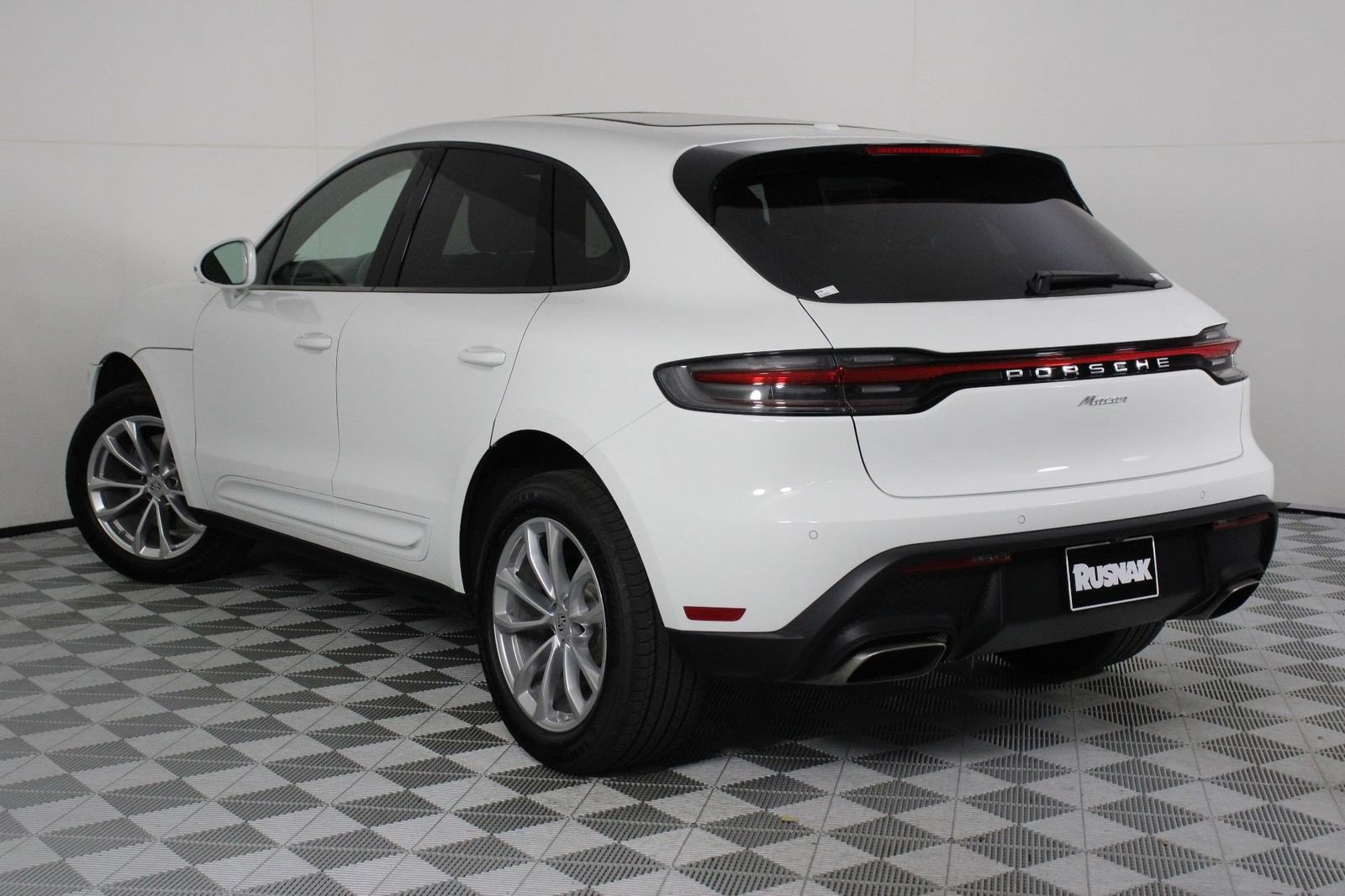 Certified 2026 Porsche Macan AWD/4WD image 3