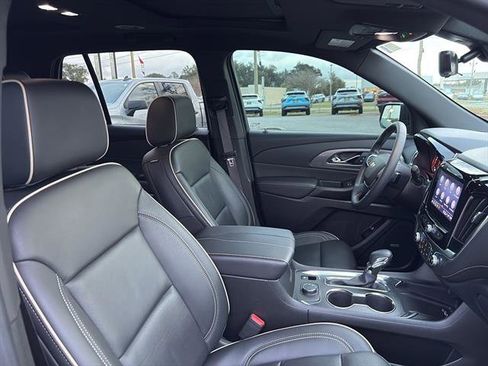 Used 2023 Chevrolet Traverse Premier image 9