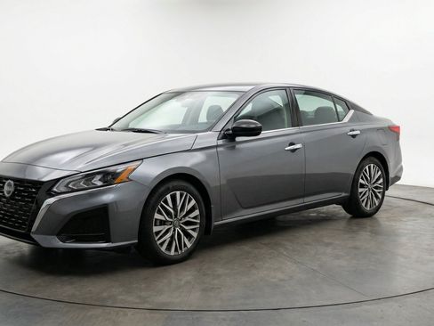 Used 2025 Nissan Altima 2.5 SV FWD image 3
