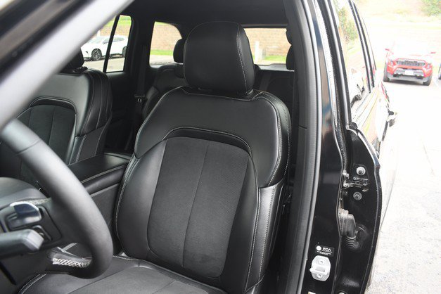 Used 2025 Jeep Grand Cherokee Altitude AWD/4WD image 17