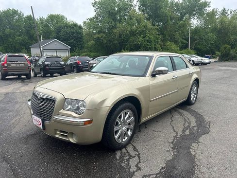 Used 2010 Chrysler 300 Limited RWD image 4