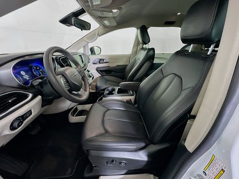 Used 2024 Chrysler Pacifica Touring-L image 13