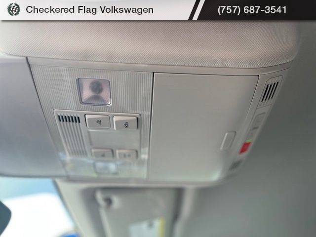Certified 2025 Volkswagen Taos SE FWD image 18