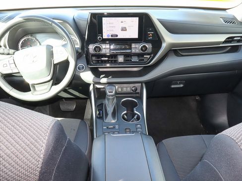 Used 2024 Toyota Highlander LE AWD/4WD image 11