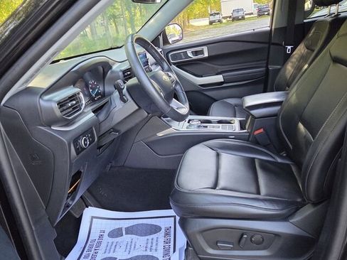 Used 2024 Ford Explorer XLT w/ Equipment Group 202A RWD image 6