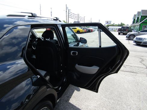 Used 2024 Hyundai Venue SEL image 23