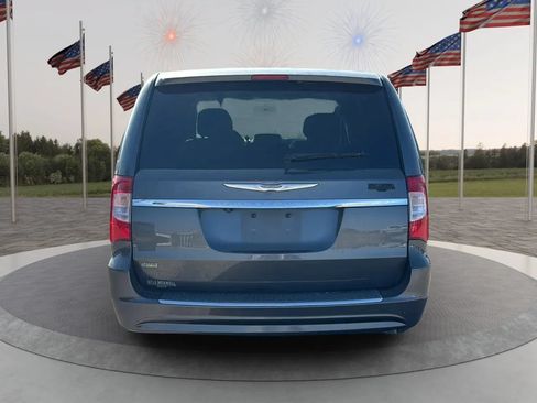 Used 2016 Chrysler Town & Country Touring FWD image 6