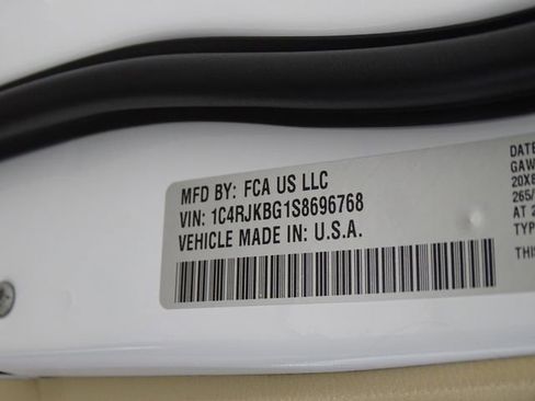 Used 2025 Jeep Grand Cherokee L Limited image 23