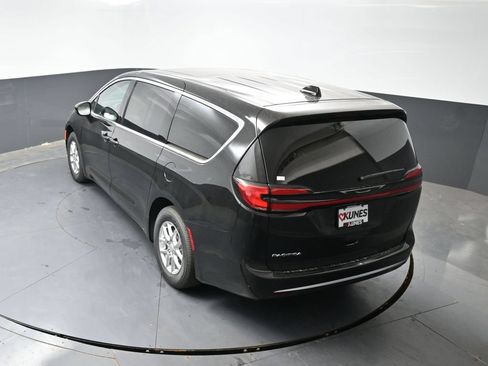 New 2027 Chrysler Pacifica Select FWD image 37
