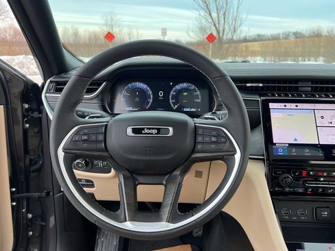 Used 2024 Jeep Grand Cherokee Limited w/ Luxury Tech Group II image 32