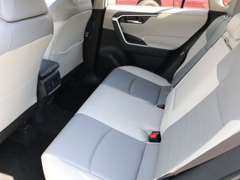 Used 2019 Toyota RAV4 XLE Premium FWD image 29