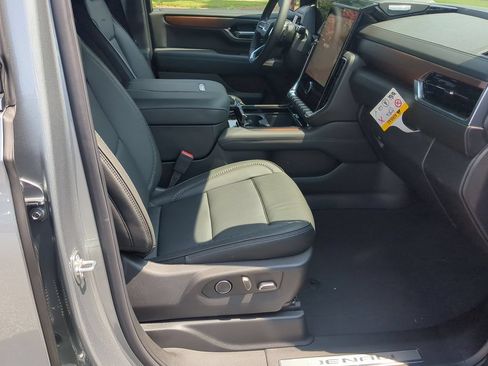 Used 2026 GMC Yukon Denali AWD/4WD image 28