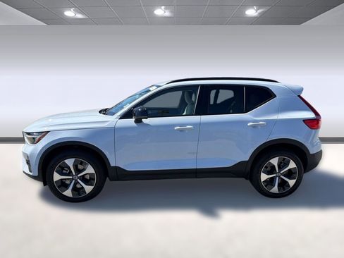 Used 2024 Volvo XC40 B5 Plus w/ Protection Package Premier image 2