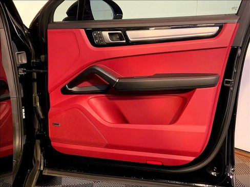 Certified 2022 Porsche Cayenne Platinum Edition image 26