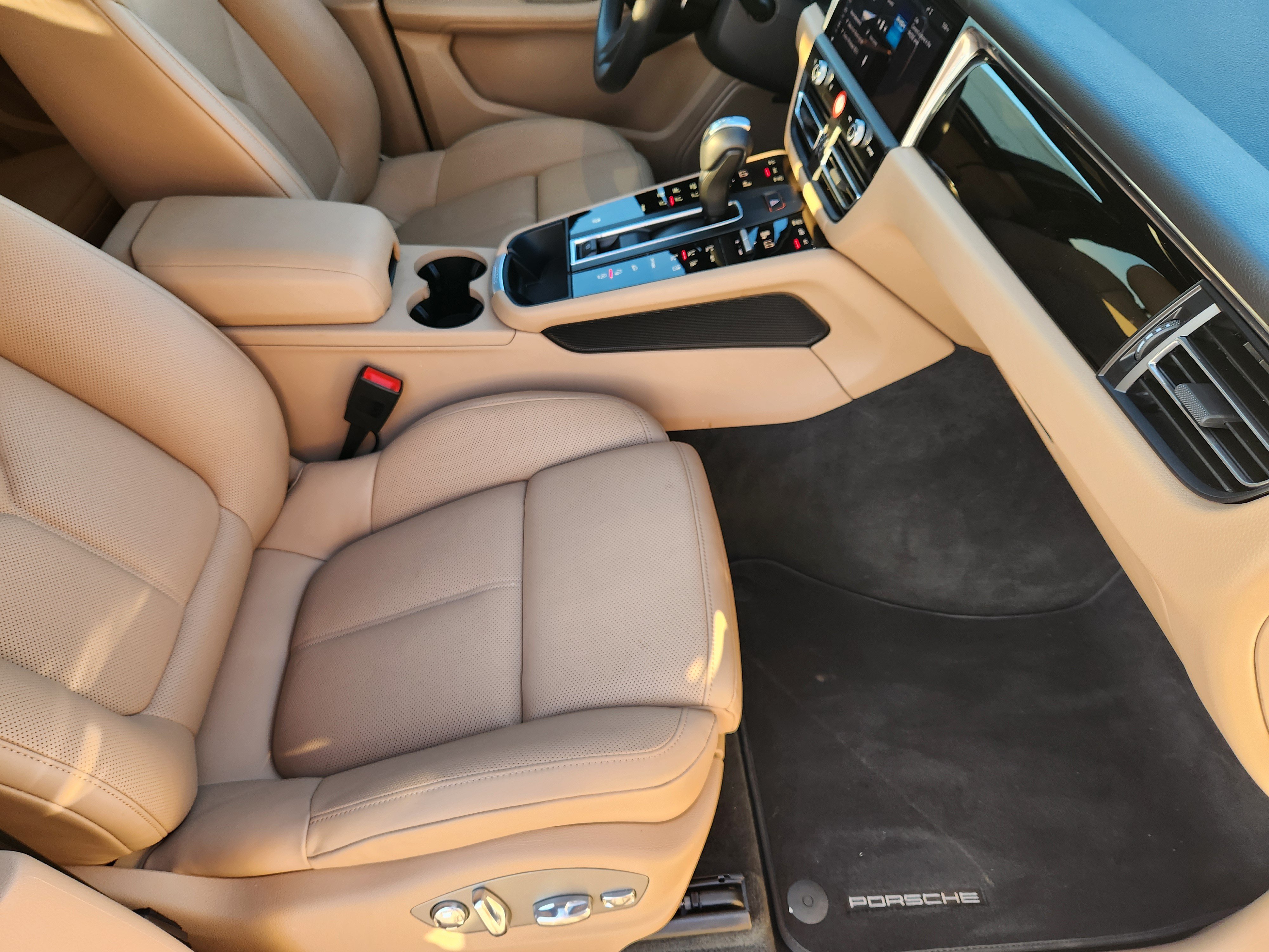 Certified 2026 Porsche Macan AWD/4WD image 17