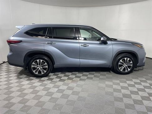 Used 2022 Toyota Highlander XLE AWD/4WD image 8