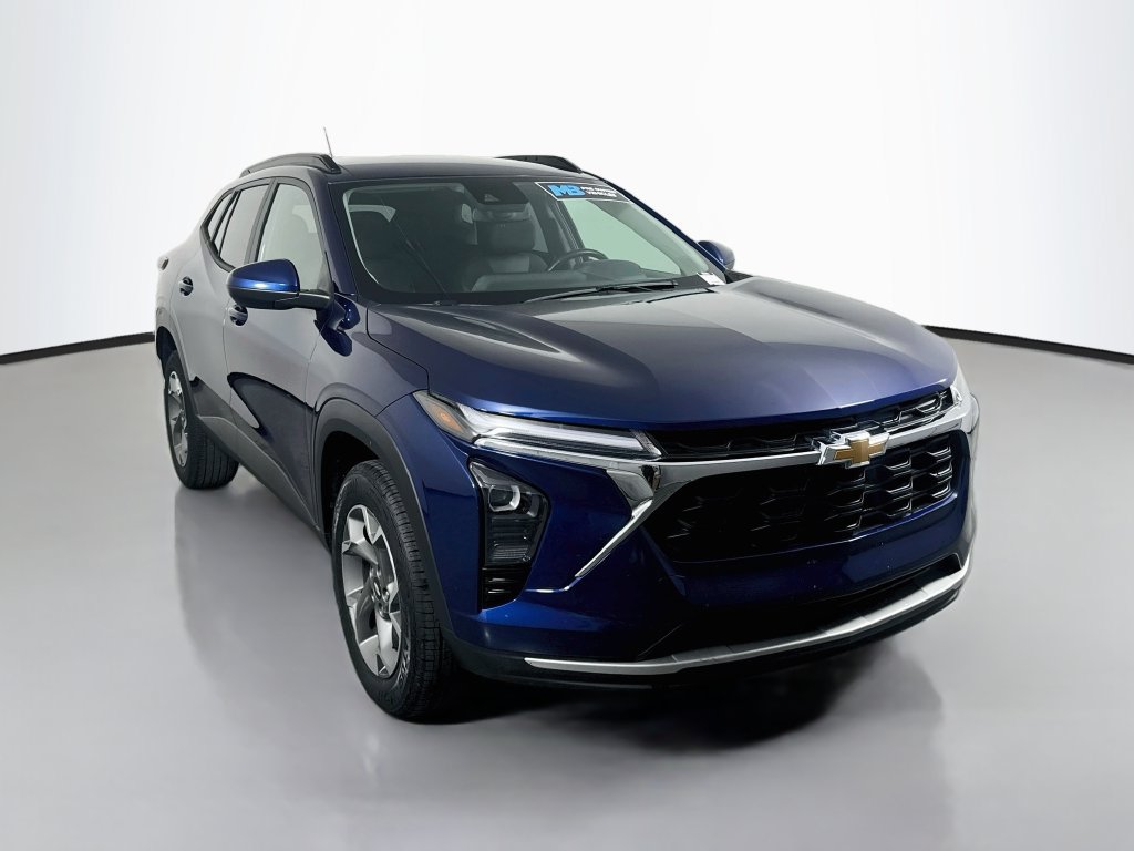 Used 2024 Chevrolet Trax LT w/ LT Convenience Package FWD image 3