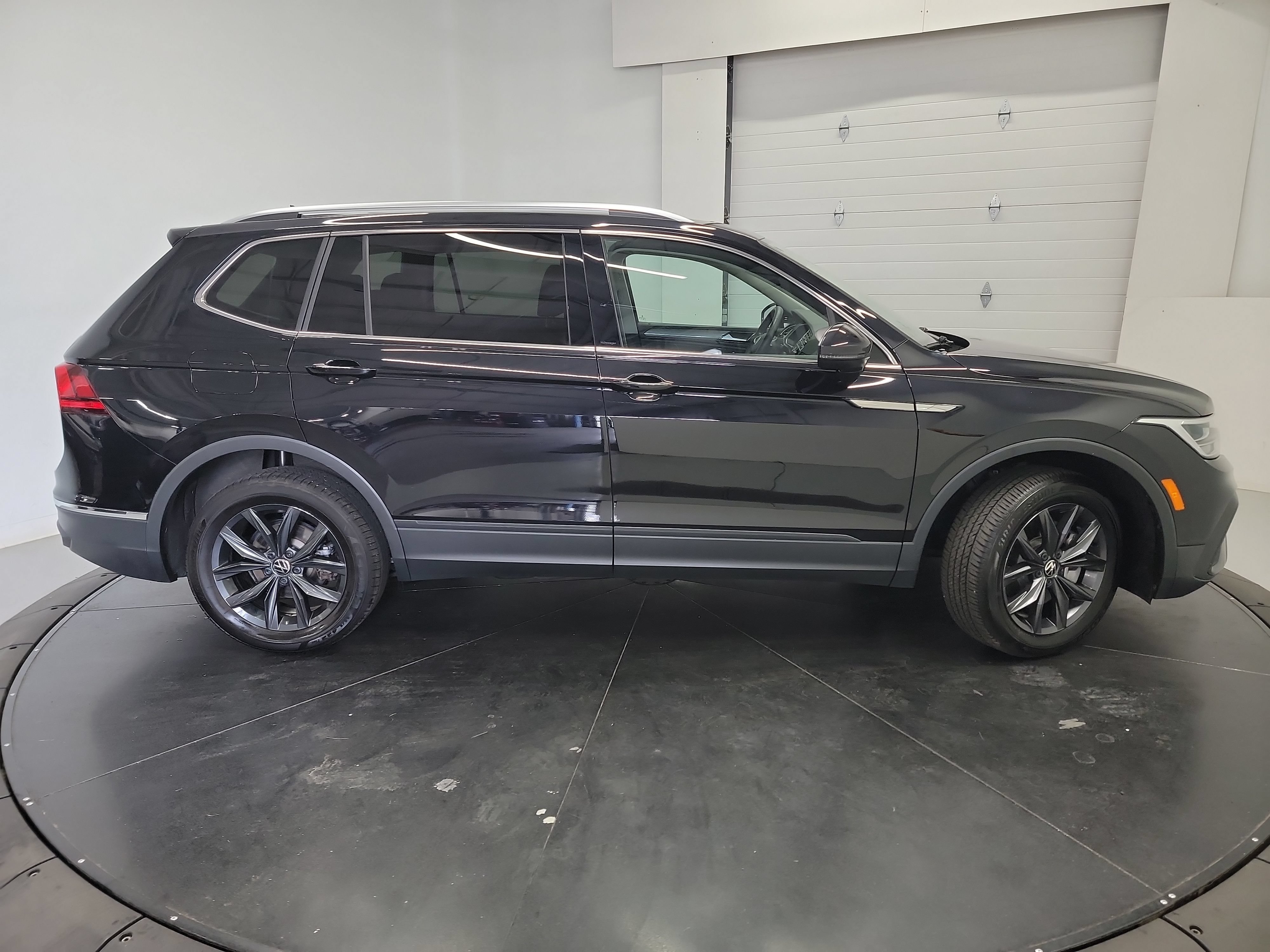 Used 2024 Volkswagen Tiguan SE AWD/4WD image 11