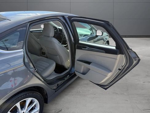 Used 2017 Ford Fusion SE w/ Fusion SE Technology Package FWD image 18