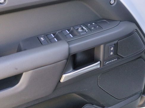 Used 2025 Land Rover Defender 110 S image 13