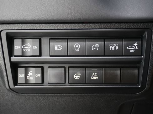 Used 2022 Toyota Tundra Platinum w/ Advanced Package image 31