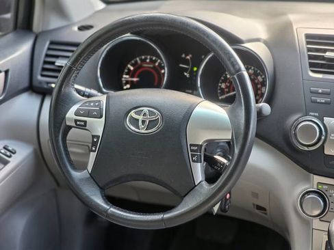 Used 2011 Toyota Highlander SE image 25
