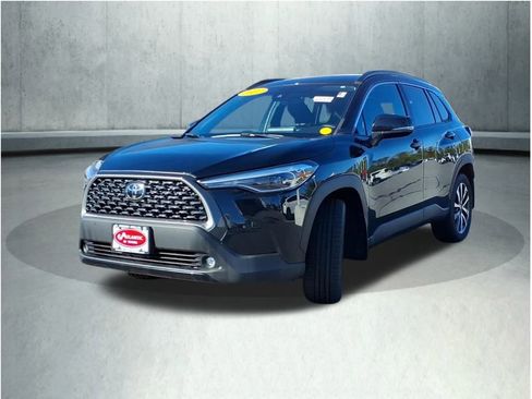 Certified 2022 Toyota Corolla Cross XLE image 3