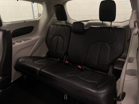 Used 2019 Chrysler Pacifica Touring-L FWD image 28