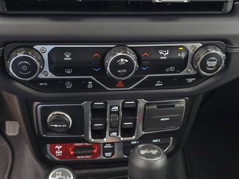 Used 2025 Jeep Wrangler Unlimited Rubicon AWD/4WD image 21