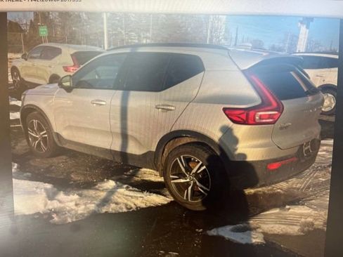 Used 2023 Volvo XC40 B5 Plus w/ Climate Package image 2