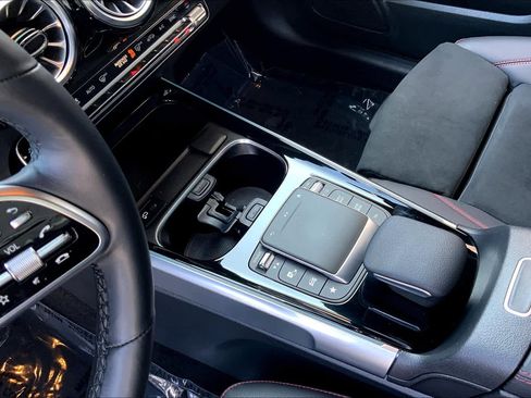 Used 2022 Mercedes-Benz GLB 250 image 14
