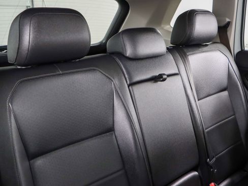 Used 2020 Volkswagen Tiguan SE image 28