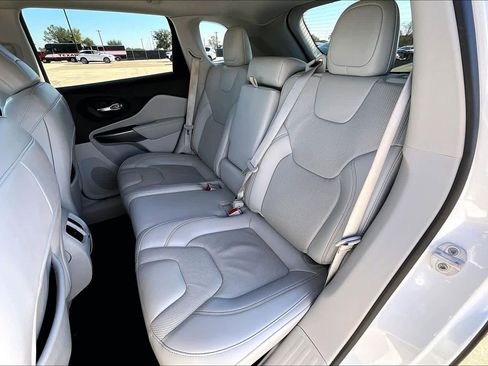 Used 2021 Jeep Cherokee Latitude Lux w/ Mopar Interior Package image 21